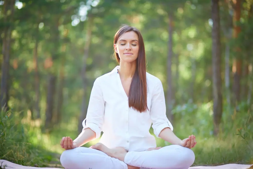 What are the beneficial impacts of meditation on the psyche and overall mental well-being?