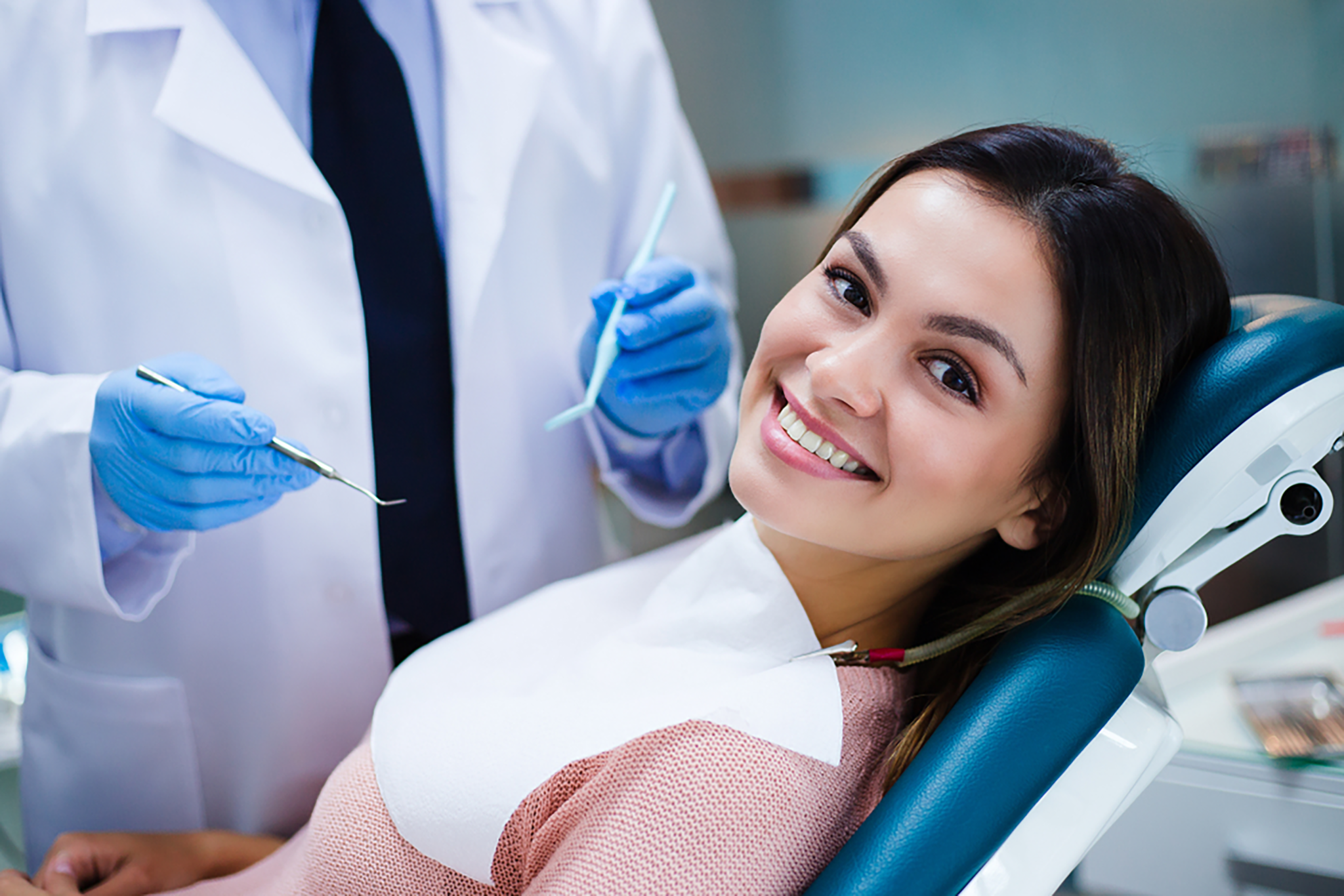 How a Dental Implant Clinic Assists with Replacing Missing Teeth